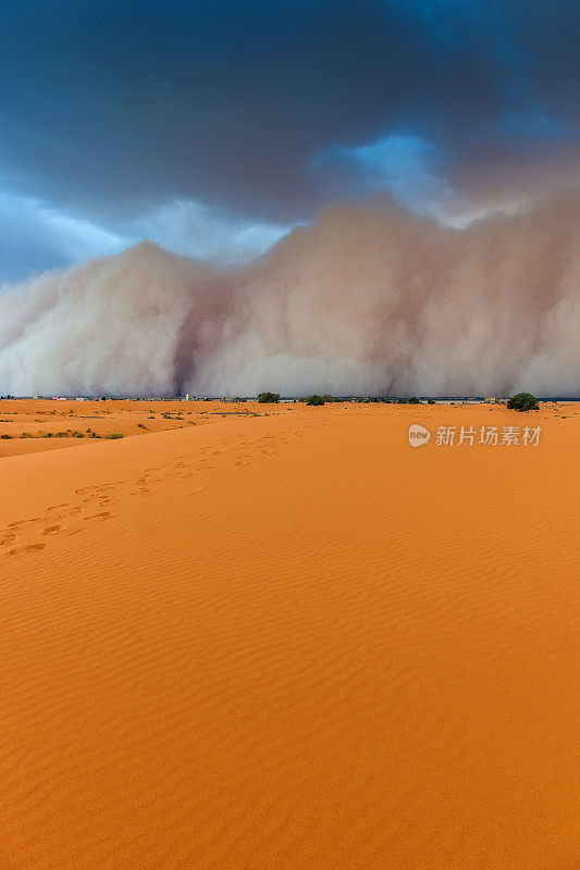 沙尘暴正在接近Merzouga定居点，在Erg Chebbi沙漠，非洲摩洛哥